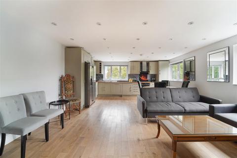 4 bedroom flat to rent, Midmoor Road, Wimbledon SW19