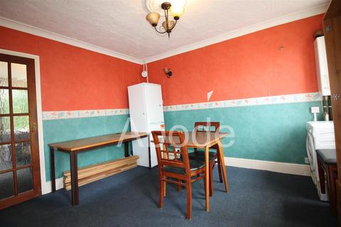3 bedroom house to rent, Kelso Gardens, Hyde Park, Leeds