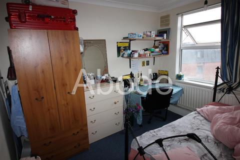 3 bedroom house to rent, Kelso Gardens, Hyde Park, Leeds