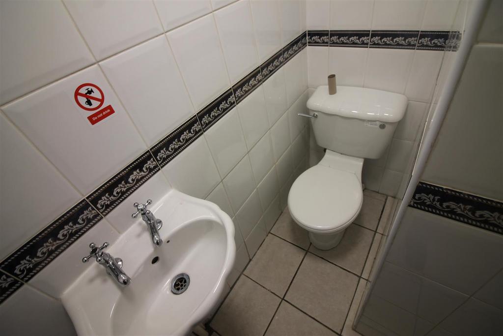 34 KR- Toilet.JPG
