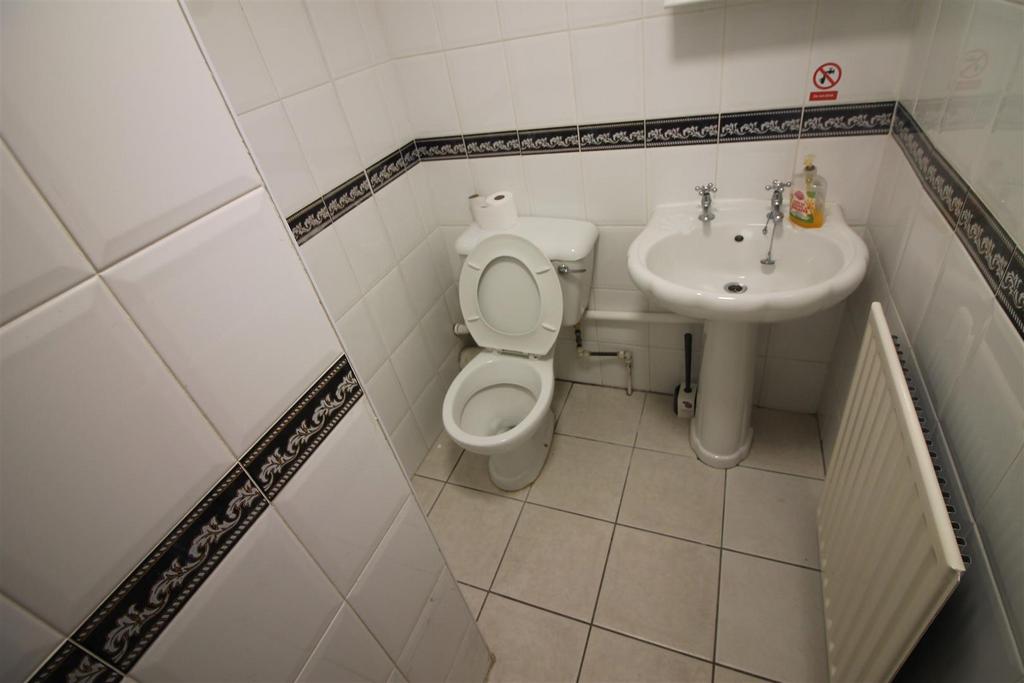 34 KR- Bathroom 1.JPG
