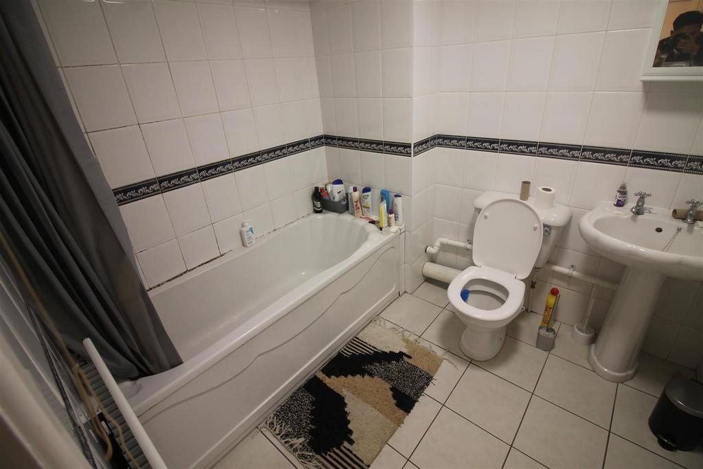 34 KR- Bathroom 2.JPG