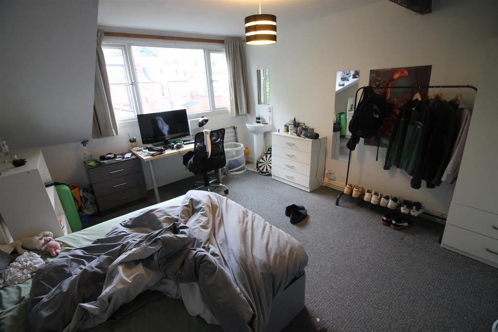 34 KR- Bedroom 2.1.JPG