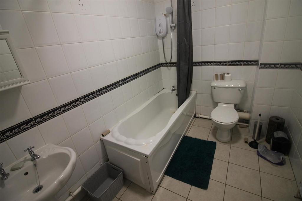 34 KR- Bathroom 3.JPG
