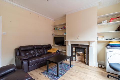 3 bedroom house to rent, Welton Place, Hyde Park, Leeds