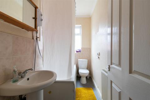 3 bedroom house to rent, Welton Place, Hyde Park, Leeds