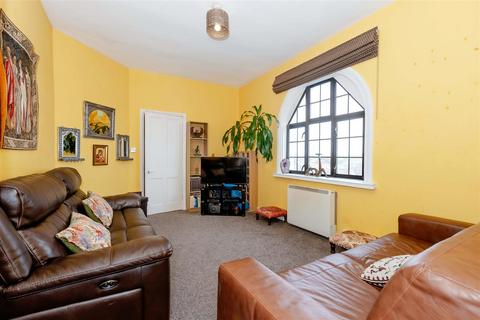 2 bedroom flat for sale, Grand Avenue, Worthing