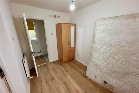 1 bedroom in a house share to rent, The Coppice, Yiewsley