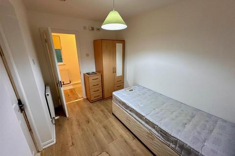 1 bedroom in a house share to rent, The Coppice, Yiewsley