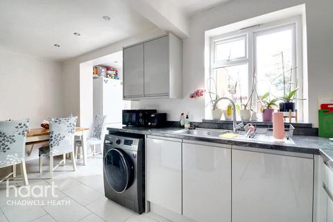 3 bedroom terraced house for sale, Becontree Avenue, Dagenham