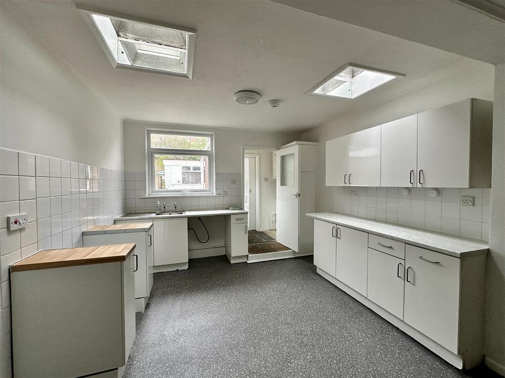 Kitchen/Dining Room: