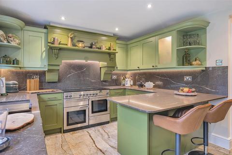 27 Heathcote, Tadworth, KT20 5TH