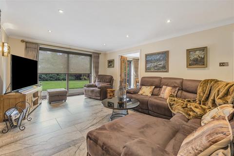 27 Heathcote, Tadworth, KT20 5TH