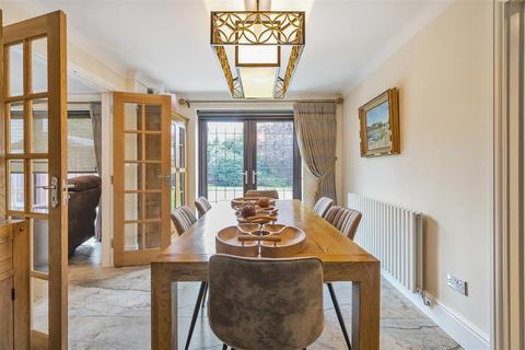 27 Heathcote, Tadworth, KT20 5TH