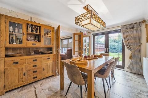 27 Heathcote, Tadworth, KT20 5TH