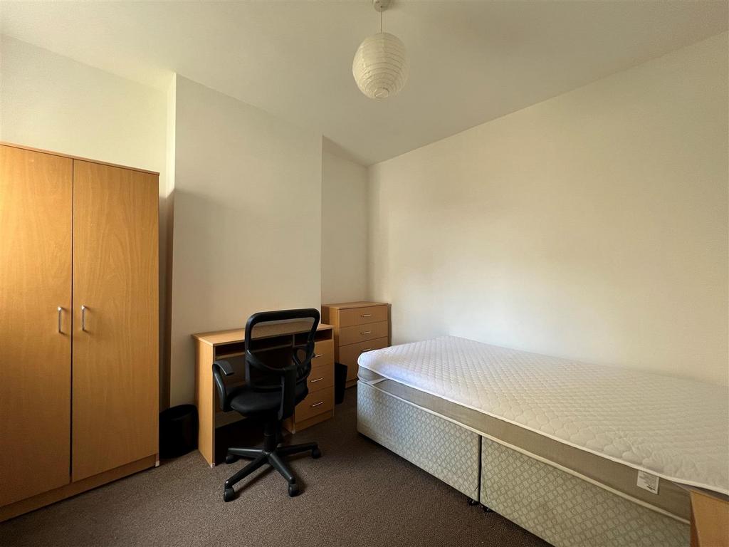 16 Eton Road - bedroom.jpg