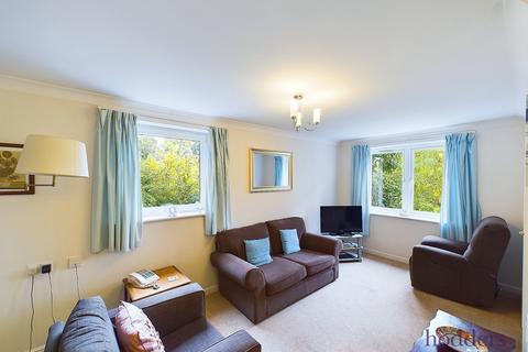 1 bedroom apartment for sale, Oaktree Court, Addlestone Park, Addlestone, Surrey, KT15