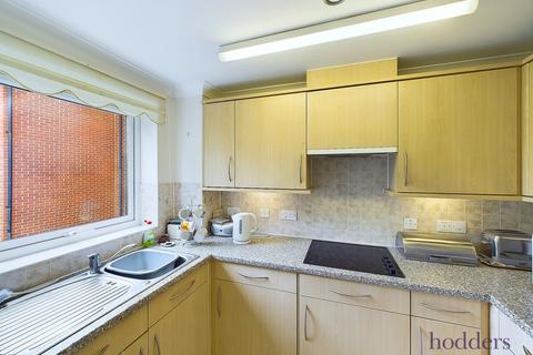 1 bedroom apartment for sale, Oaktree Court, Addlestone Park, Addlestone, Surrey, KT15