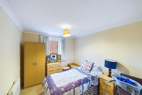 1 bedroom apartment for sale, Oaktree Court, Addlestone Park, Addlestone, Surrey, KT15