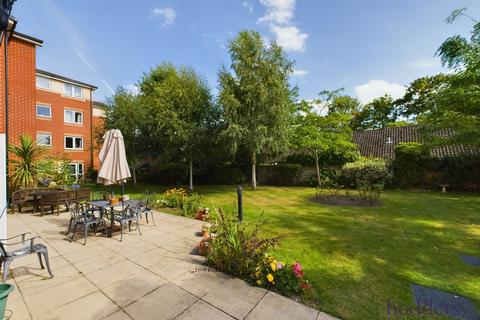 1 bedroom apartment for sale, Oaktree Court, Addlestone Park, Addlestone, Surrey, KT15