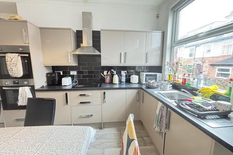 5 bedroom house to rent, Walmsley Road, Leeds