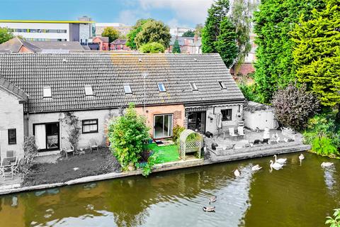 3 bedroom terraced house for sale, Waterside Gardens, Lenton NG7