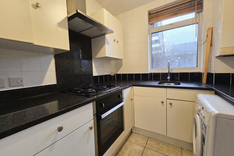 2 bedroom ground floor maisonette to rent, Pevensey Road, London SW17