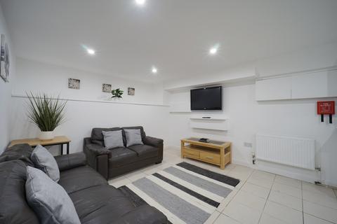 6 bedroom house to rent, Delph Mount, Leeds