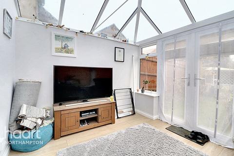 3 bedroom semi-detached house for sale, Ploughmans Drive, Daventry