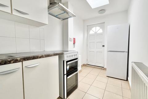 Studio to rent, Haselbury Road, Edmonton, N9