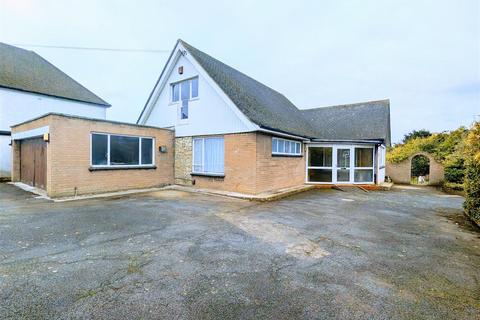 4 bedroom detached bungalow to rent, Singlewell Road, Gravesend