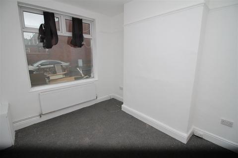 3 bedroom terraced house to rent, Wallis Street, Manchester M40