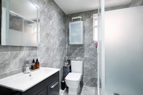 5, Lincoln Court Buckingham Road, Hampton, TW12 3JZ