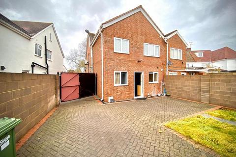 4 bedroom semi-detached house to rent, Godolphin Road, Slough