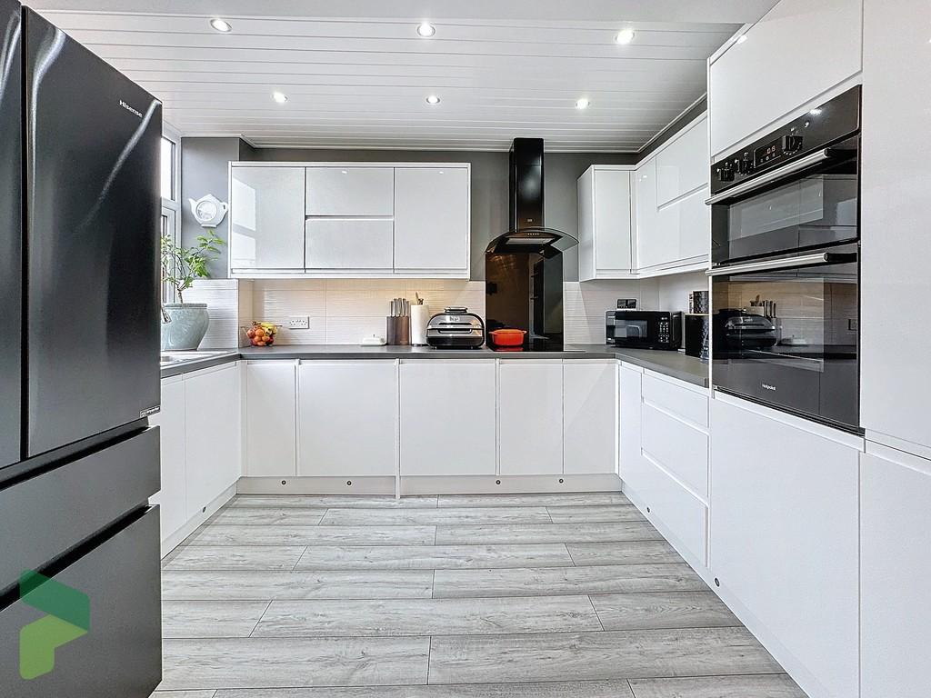 Kitchen and dining space2