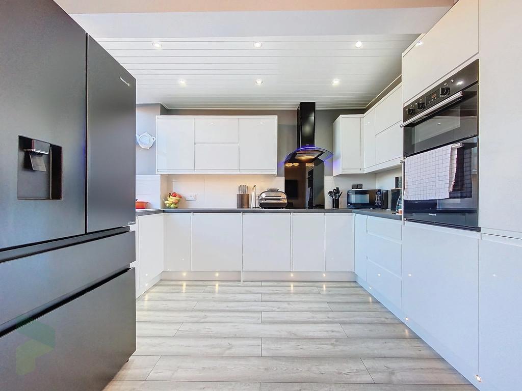 Open Plan Fully Fitted Kitchen