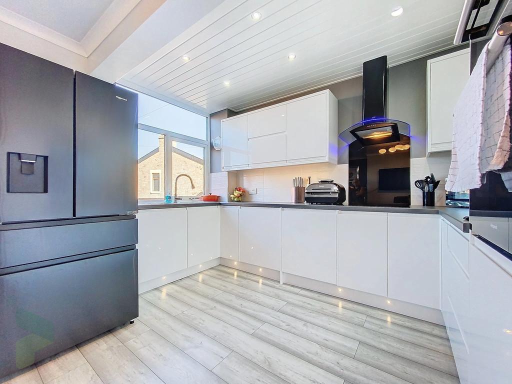 Open Plan Fully Fitted Kitchen