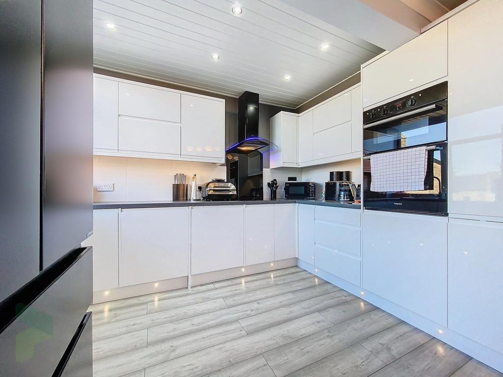 Open Plan Fully Fitted Kitchen