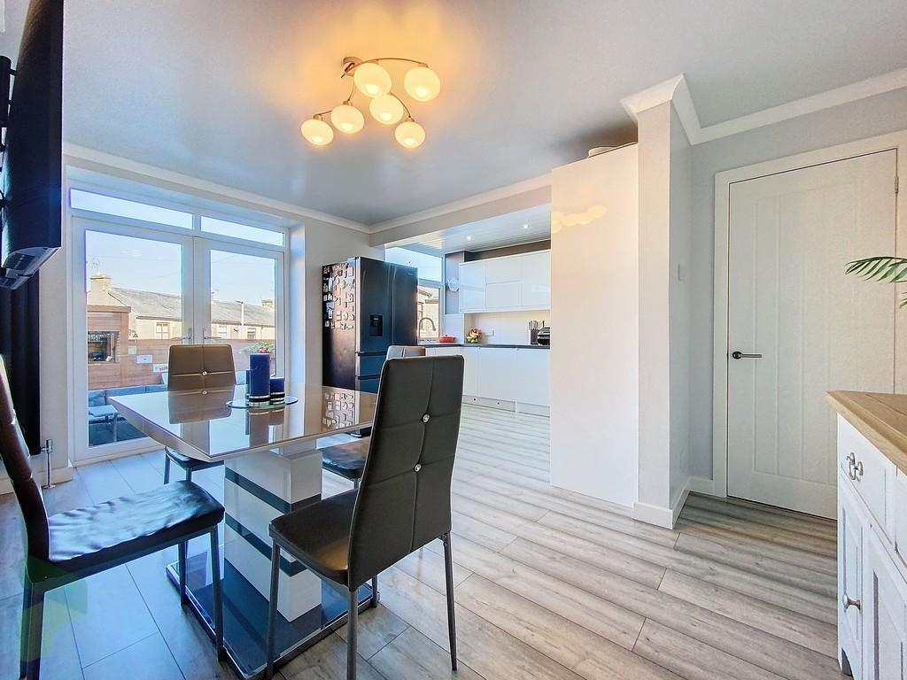 Open Plan Fully Fitted Kitchen and Dining Area