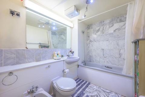 1 bedroom flat for sale, Finch Lodge, Admiral Walk, London