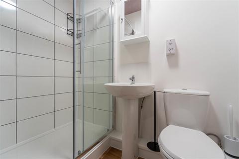 Studio to rent, Pershore Road, Birmingham B30