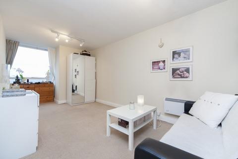 2 bedroom flat to rent, Eagle Heights, London