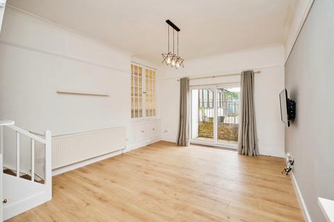 2 bedroom end of terrace house to rent, Landguard Manor Road, Shanklin