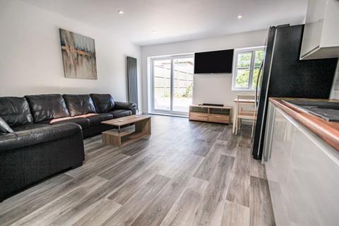 5 bedroom detached house to rent, Calvin Road, Bournemouth BH9