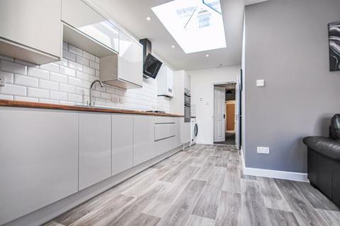 5 bedroom detached house to rent, Calvin Road, Bournemouth BH9