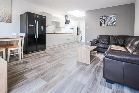 5 bedroom detached house to rent, Calvin Road, Bournemouth BH9