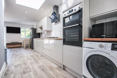 5 bedroom detached house to rent, Calvin Road, Bournemouth BH9