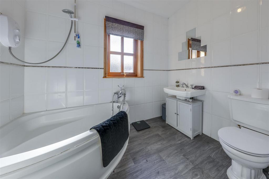 Ground Floor En Suite Bathroom