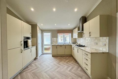 2 bedroom park home for sale, Pine Walk, Northchurch, Berkhamstead, Hertfordshire, HP4 3YZ