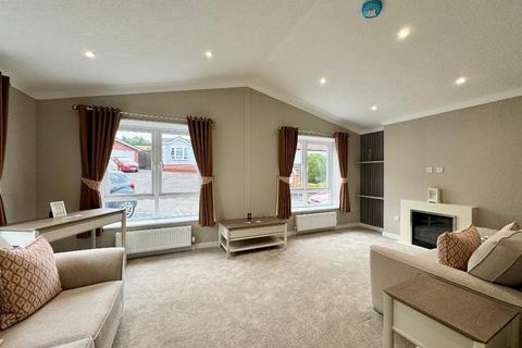 2 bedroom park home for sale, Pine Walk, Northchurch, Berkhamstead, Hertfordshire, HP4 3YZ